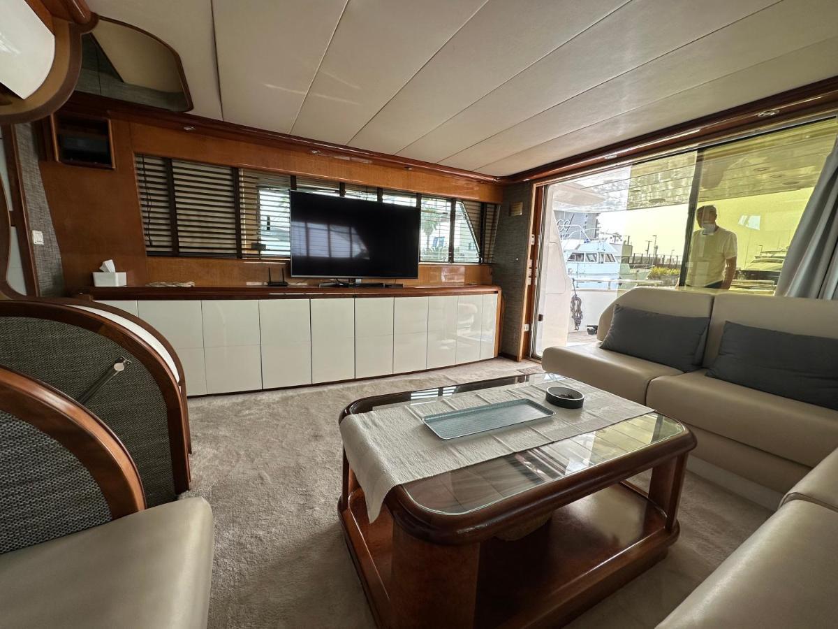 Отель Yacht 20Metros Сан-Адриан-де-Бесос Экстерьер фото